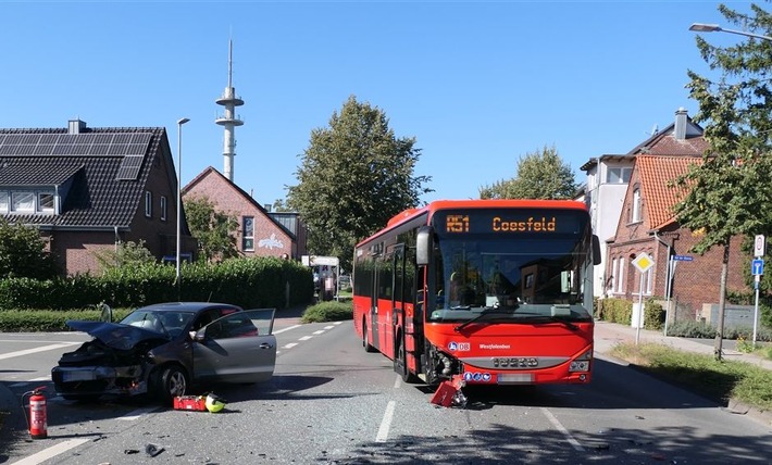 POL-COE: Coesfeld, Borkener Straße/ Linienbus und Auto kollideren