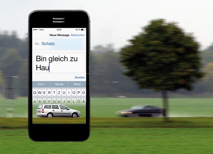 SMS am Steuer: Tödliche Gefahr / Risiko wird von vielen Autofahrern unterschätzt (FOTO)