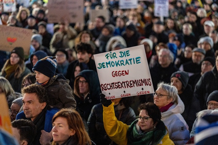 ARD-DeutschlandTREND: Große Mehrheit der Deutschen unterstützt Anliegen der Demonstrationen gegen Rechtsextremismus