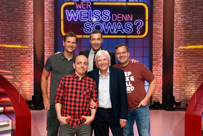 Das Erste: Tänzerische Einlage des Superhirns
"Wer weiß denn sowas?" - Kai Pflaume moderiert das schlaue Wissensspiel mit Bernhard Hoëcker und Elton