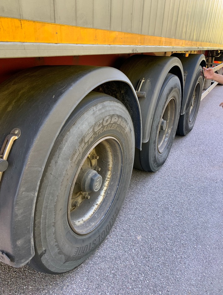 POL-SL: Wer bremsen kann ist klar im Vorteil / Polizei beendet Fahrt eines verkehrsunsicheren 40-Tonners
