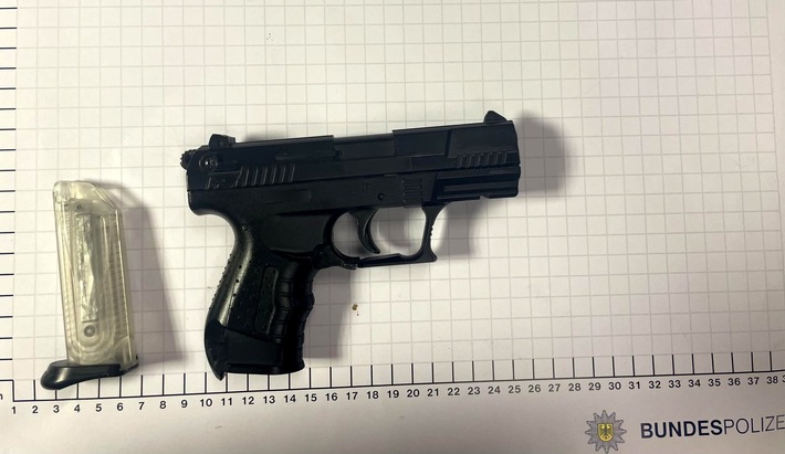 BPOL NRW: 14-Jähriger sucht Bundespolizeiwache mit Softair-Waffe auf