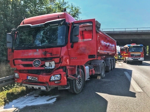 FW Grevenbroich: Unfall mit zwei LKW auf A46 / Fahrer von Feuerwehr aus Sattelschlepper gehoben