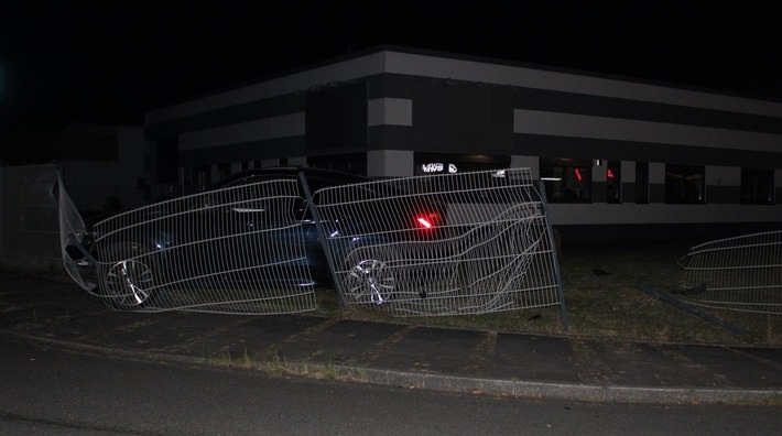 POL-HA: 18-Jähriger durchfährt mit BMW Zaun in Hasper Gewerbegebiet