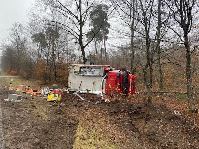 POL-PDLD: Kandel - Feuerwehrfahrzeug überschlägt sich auf der L549