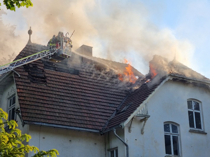 FW Bad Segeberg: Dachstuhlbrand in Altstadtvilla - 100 Einsatzkräfte im Einsatz