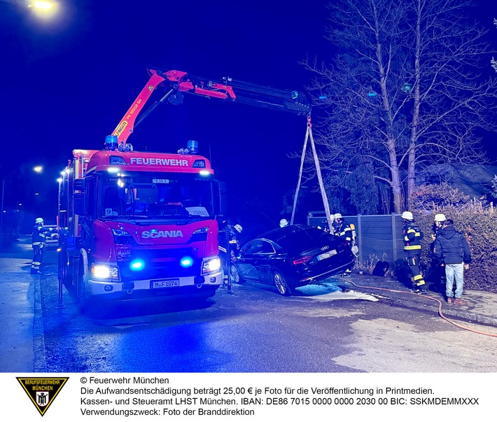 FW-M: Aufwendige Löscharbeiten bei Pkw-Brand (Waldperlach)