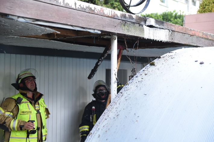 FW Menden: Brand am Gebäude in Lendringsen