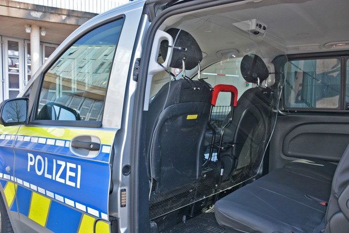 POL-ME: Sicherer Transport in Zeiten von Corona: Kreispolizeibehörde Mettmann stattet Streifenwagen mit Schutzscheibe aus - Kreis Mettmann - 2004018