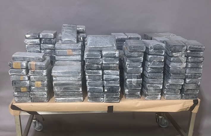 ZOLL-M: Sicherstellung von 636 Kilogramm Kokain und zwei Schusswaffen in Wuppertal (NRW), drei Tatverdächtige in Untersuchungshaft.