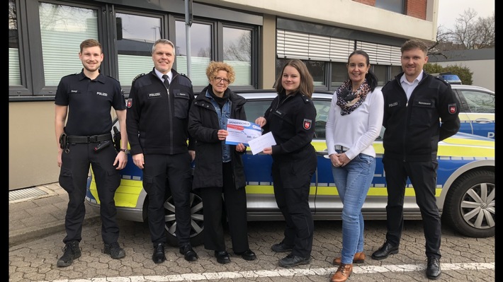 POL-HI: Polizeiinspektion Hildesheim spendet 300 Euro an das Frauenhaus