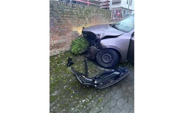 POL-MI: Pkw kracht gegen Blumenkübel