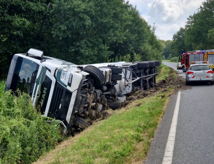 POL-CUX: Sattelzug verunfallt auf der B71 zwischen Beverstedt und Kirwistedt - Fahrzeugführer leicht verletzt - Vollsperrung (Foto im Anhang)