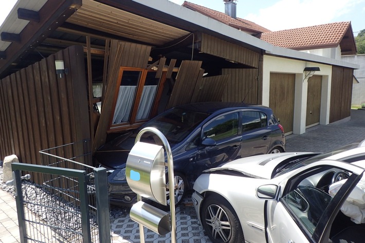 POL-FR: Jestetten: Autofahrerin verwechselt Brems- mit dem Gaspedal - geparktes Auto wird in Holzschopf geschoben