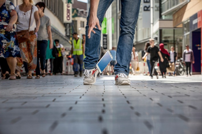 Junge Erwachsene durch kaputte Smartphones überfordert / Kosten, Datenverlust und fehlende Orientierung belasten besonders