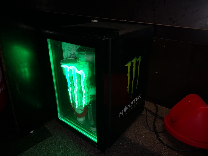 POL-HI: &quot;Monster-Energy&quot;-Kühlschrank gestohlen - Die Polizei bittet um Mithilfe