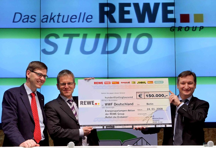 REWE Group übergibt 150.000 Euro Scheck zur "Rettung der Eisbären" an WWF / Eine Million Energiesparlampen bei Spendenaktion verkauft / Kampagne für EU-Umweltpreis nominiert