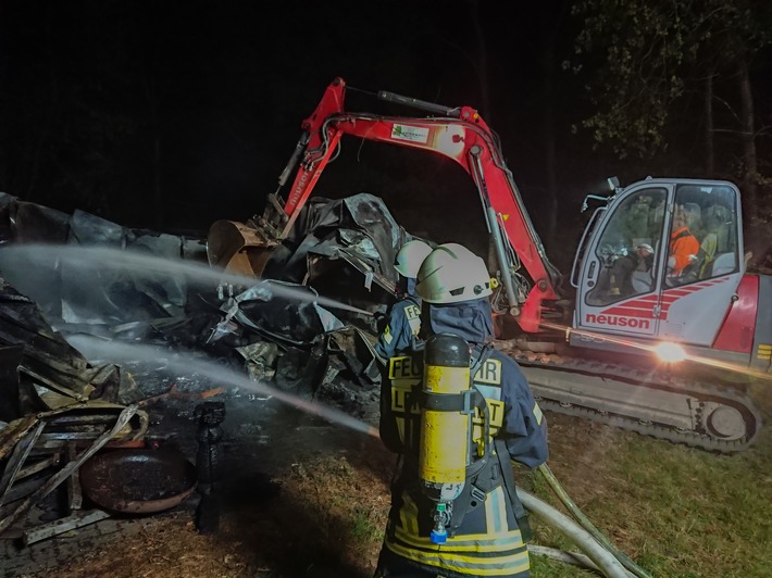 FW-OE: Hütte brennt in Waldgebiet - Stundenlanger Einsatz für die Feuerwehr