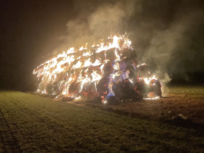 FW-DO: 310 Heuballen brennen in Dortmund-Asseln