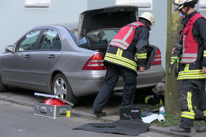 FW-DO: 24.03.2022 - Gasausströmung an einer Mercedes C-Klasse. Neptunstraße fast vier Stunden gesperrt.