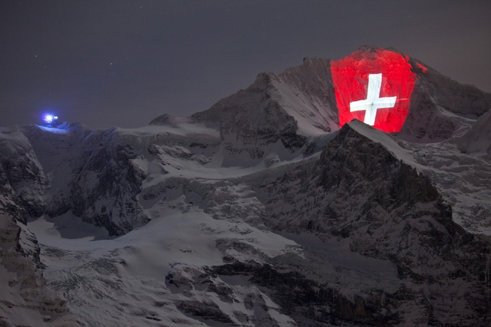 Pioniergeist in den Schweizer Alpen / Lichtkünstler Gerry Hofstetter beleuchtet die Jungfrau