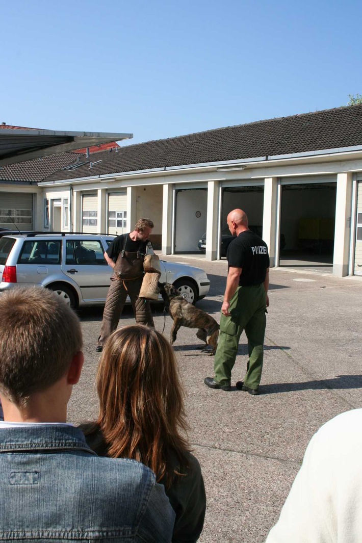 POL-HM: Polizeiinspektion informiert 35 Kinder und Jugendliche am Zukunftstag 2007