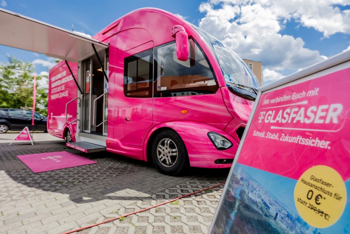 Telekom-Infomobil zum Glasfasernetz in Berlin Heiligensee und Konradshöhe