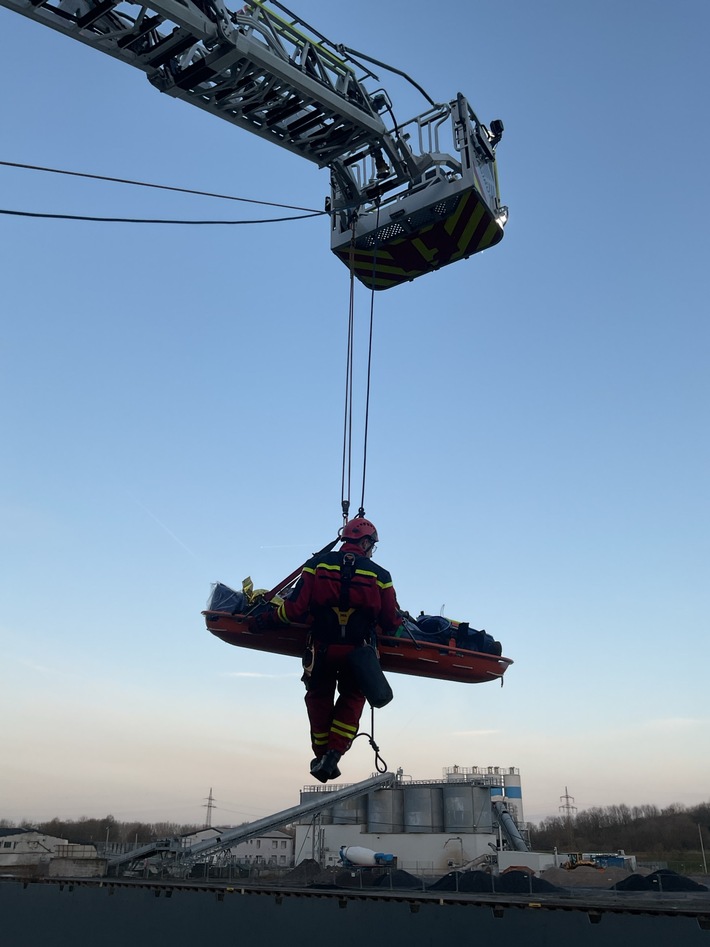 FW-DO: Höhenretter unterstützen bei Menschenrettung in Hamm auf einem Frachtschiff