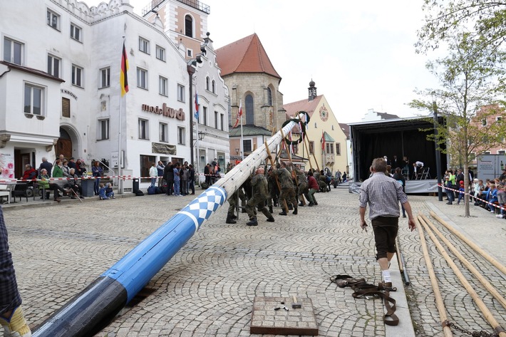 Panzerbrigade 12 packt an: Der Maibaum steht