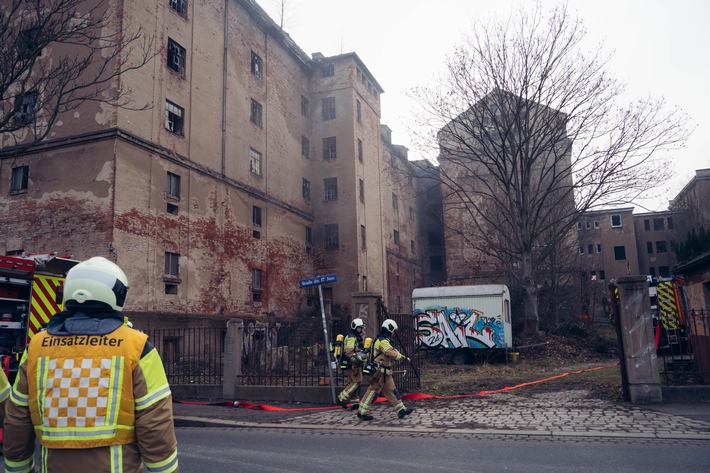 FW Dresden: Brand in ehemaliger Mälzerei in Niedersedlitz - Ausbreitung erfolgreich verhindert