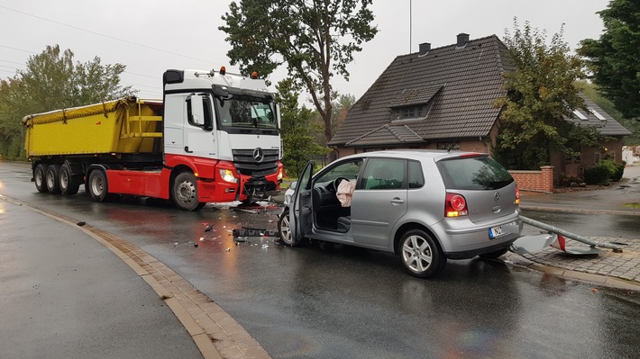 POL-NI: Nienburg-18-jährige bei Verkehrsunfall verletzt