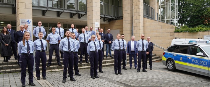 POL-HF: 21 neue Beamtinnen und Beamte bei der Polizei Herford