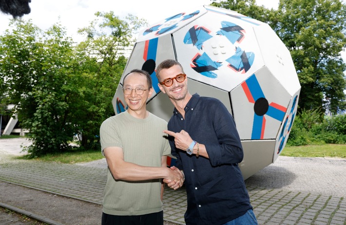 Buntes Fußball-Fest mit erfolgreichem RID-Weltrekord –  München präsentiert größten LEGO® Fußball der Welt
