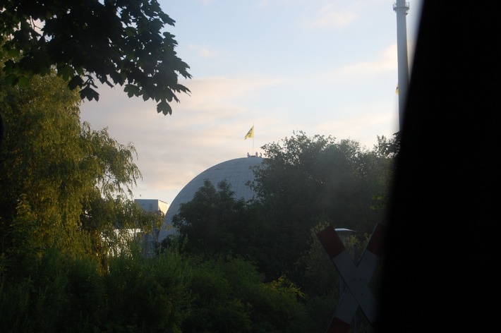 POL-CUX: Demonstration von Aktivisten auf Gelände des Kernkraftwerks Unterweser + Aktivisten verlassen Gelände in Begleitung der Polizei + Kletterer befinden sich auf Kuppel in knapp 60 Meter Höhe (Bild als Download)