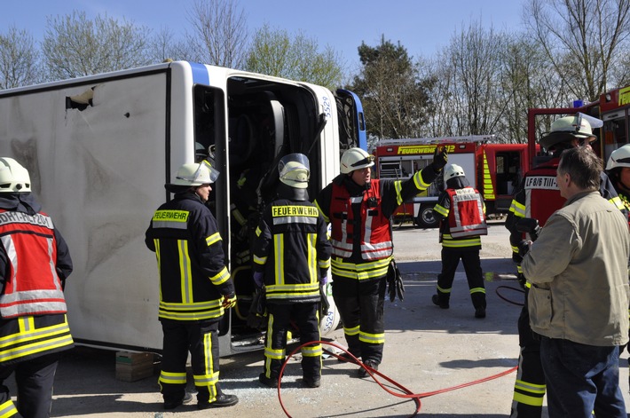 FW-KLE: Freiwillige Feuerwehr Bedburg-Hau simuliert Busunfall mit 15 Verletzten