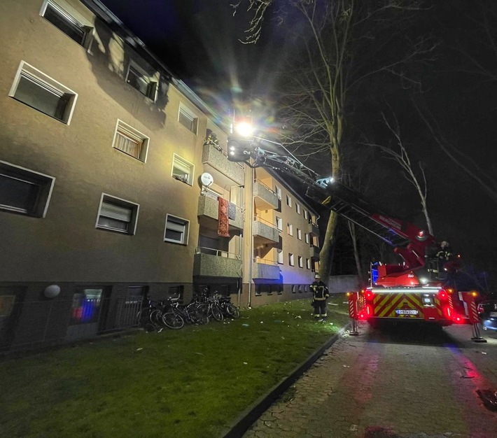 FW Bergheim: Kellerbrand in Bergheim - Feuerwehr rettet Familie von Balkon