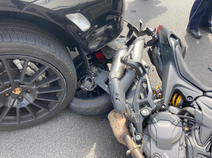 POL-REK: 230628-1: Motorradfahrerin bei Verkehrsunfall leicht verletzt