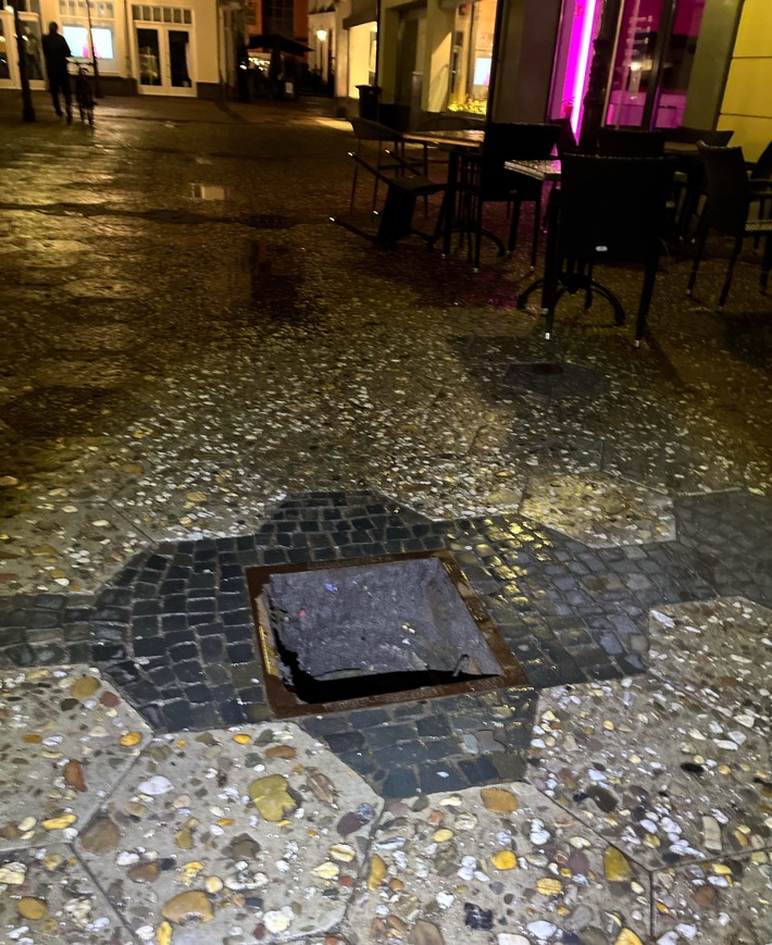 POL-VIE: Unbekannte heben Gullideckel aus - Radfahrer bleibt nach Unfall unverletzt