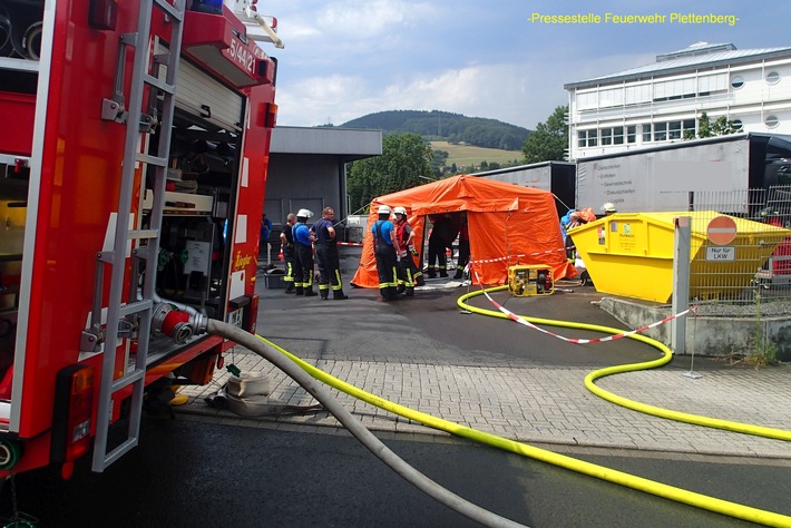 FW-PL: Gefahrstoffaustritt in Plettenberger Industriebetrieb. Feuerwehr mehrere Stunden mit Eindämmung des Schadens beschäftigt