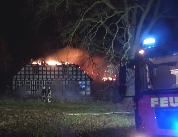 POL-MI: Leer stehendes Bauernhaus wird Raub von Flammen