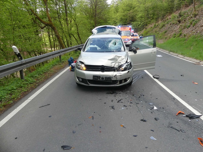 POL-GM: 140521-348: Drei Verletzte bei Frontalzusammenstoß zwischen Auto und Motorrad