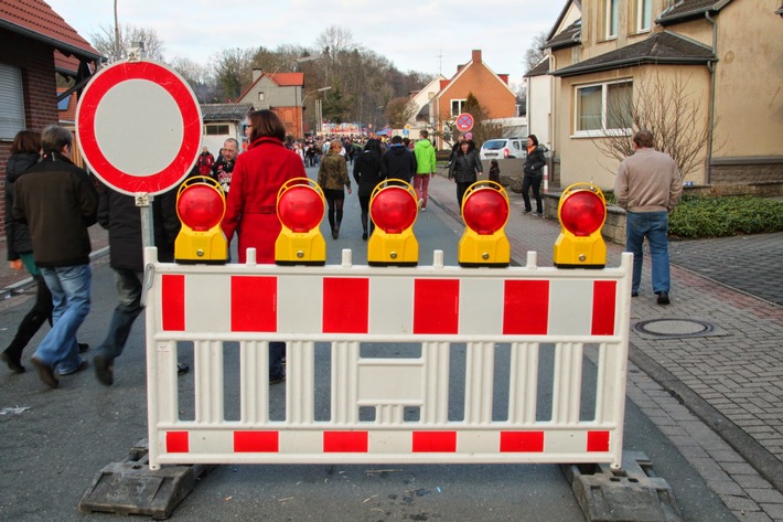 POL-HM: Karnevalsumzug in Hess. Oldendorf - Polizei gibt Hinweise
