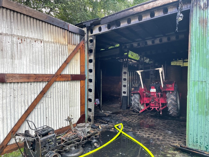 FW-LK Leer: Rasenmähtraktor verursacht Feuer in landwirtschaftlichem Gebäude