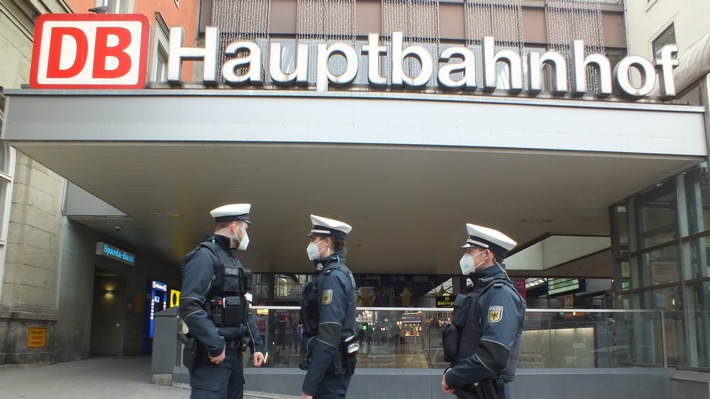 Bundespolizeidirektion München: Maskenstreit Mann ohne Maske greift KVR-Mitarbeiter an
