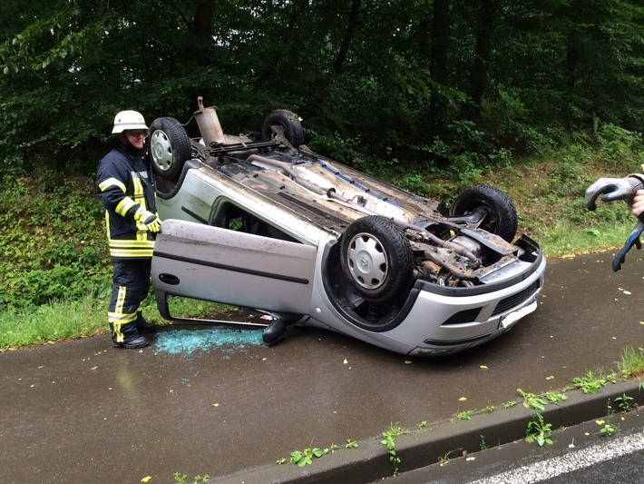 FW-Stolberg: Verkehrsunfall mit überschlagenem PKW