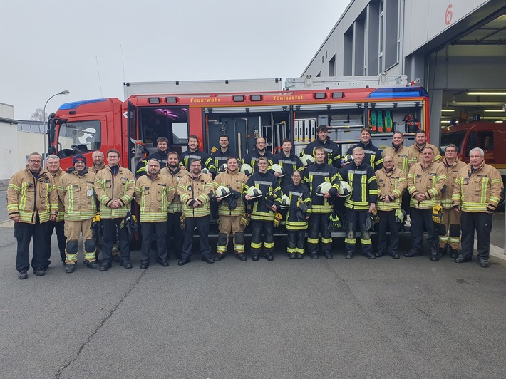 FW Tönisvorst: 12 neue Einsatzkräfte für die Feuerwehr Tönisvorst - ehrenamtliche Mitglieder beenden ihre Grundausbildung