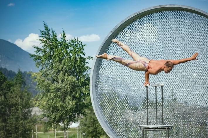 Swarovski Kristallwelten und Circus-Theater Roncalli eröffnen Zirkusfestival