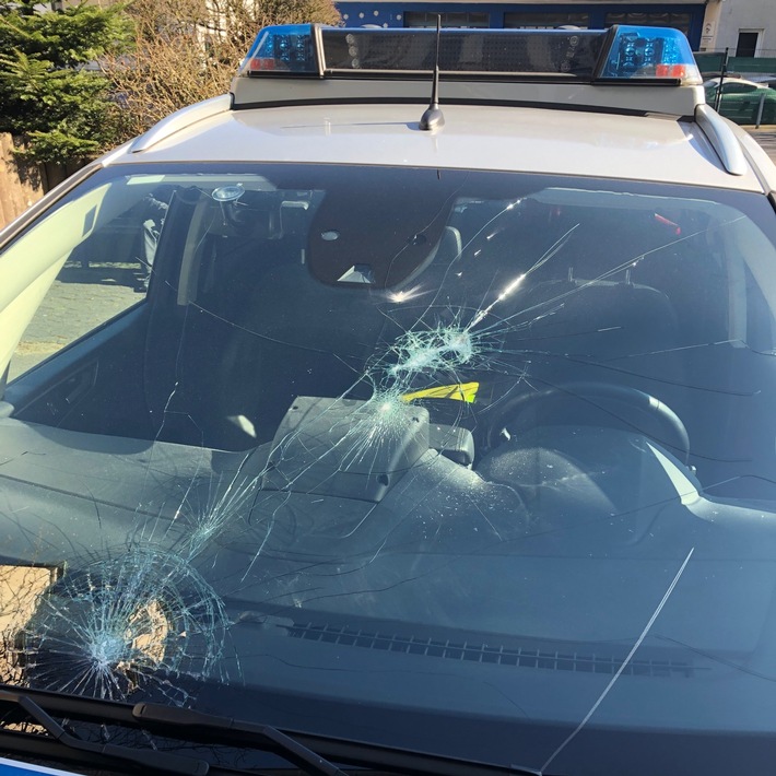 POL-GM: 39-Jähriger beschädigt Streifenwagen