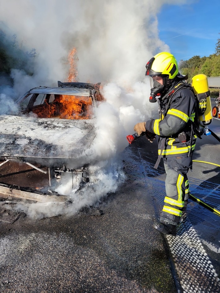 FW Sankt Augustin: PKW Brand führt zu Vollsperrung der Autobahn A3