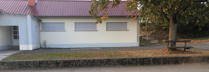 POL-PPWP: Sportheim mit Farbe besprüht
